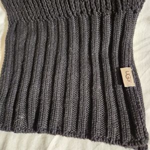 Womans black knitted UGG scarf